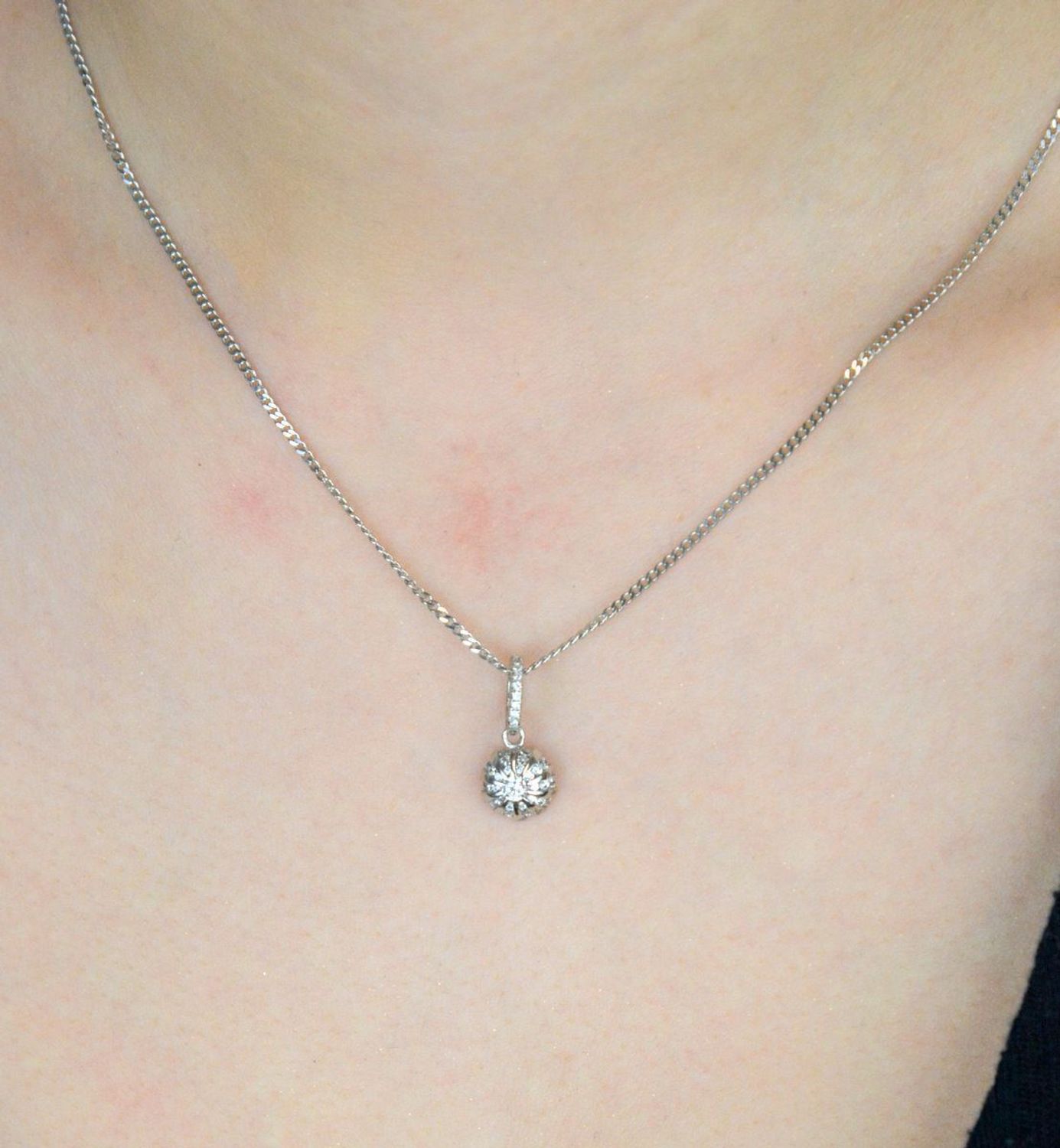 Zjawiskowa okrągła zawieszka damska wykonana ze srebra próby 925, w całości wysadzana błyszczącymi cyrkoniami. Waga 1,10 g, wymiary 2,0 × 0,8 cm. Model W 1907 – elegancja i blask w jednym.1.jpg